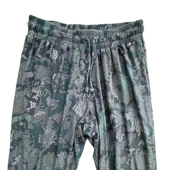 Maaji gray/blue camo athletic stretch 3 quarter length pants, Size Medium - Picture 6 of 11